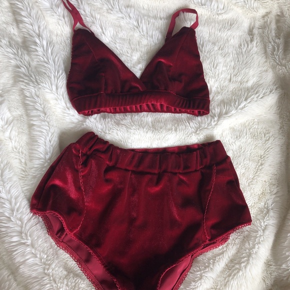 New Luxurious Unbranded Velvet Lingerie Set - Picture 3 of 3